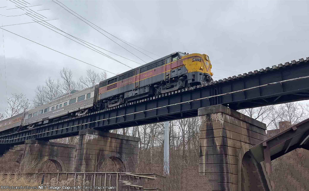 CVSR 6777 heads back across Cascade Locks after dropping us off.